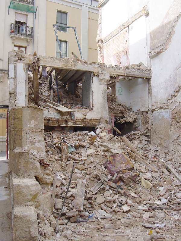 Calle Santiago. ¿Aguantarán las columnas? - Foto: Fede