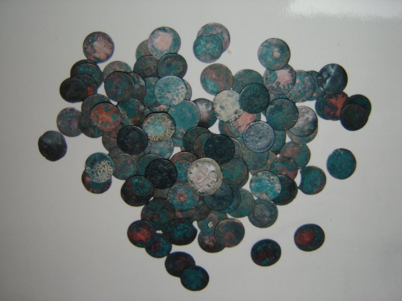 Tesorillo hallado en San Juan de Acre en el año 1995. 214 monedas acuñadas en Tours, escondidas probablemente por un peregrino.