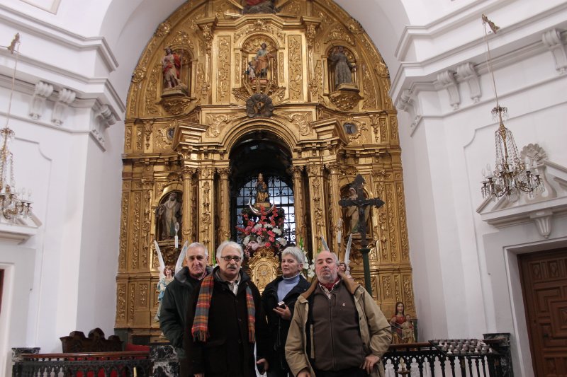 Ante el Altar Mayor de la ermita de LOS NOGALES en Villanueva de Cameros. Aquí se juran las CORTES DE CÁDIZ. En la imagen de izquierda a derecha: Ernesto Reinares, Francisco Bermejo, Hortensia Ruiz y Federico Soldevilla